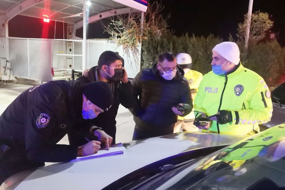 Yoklama kaçağı ve aracı sigortasız sürücü “Köpek gibi yalvarıyorum çek” deyip poz verdi