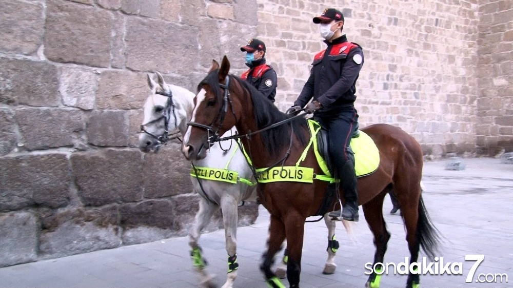 Atlı polislerden sigara ve maske denetimi