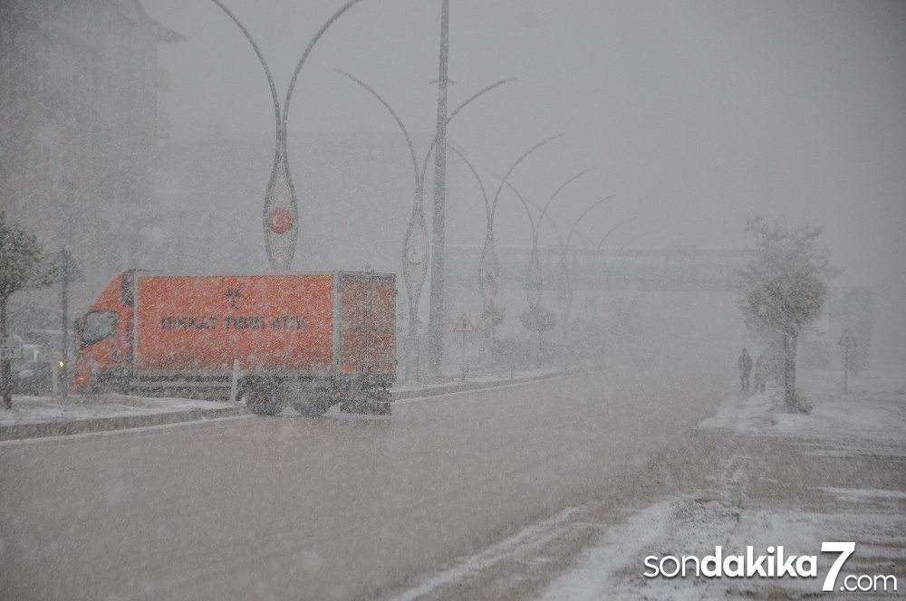 Yüksekova’da lapa lapa kar yağışı