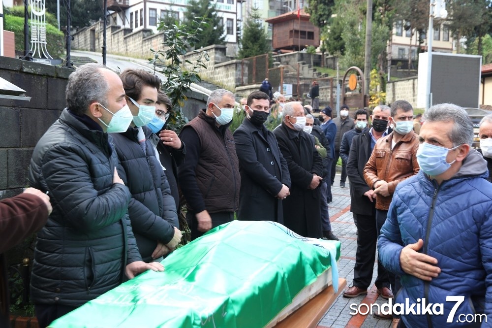 Rize Belediye Başkanı Rahmi Metin’in hayatını kaybeden annesi son yolculuğuna uğurlandı