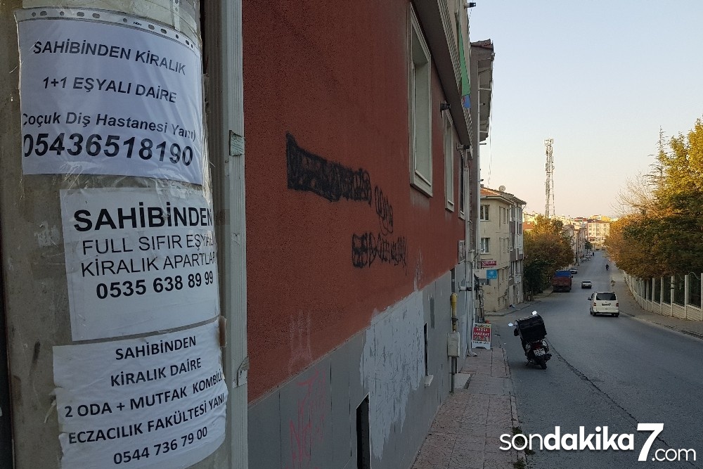 Ev sahipleri ilanlarla sokaklarda