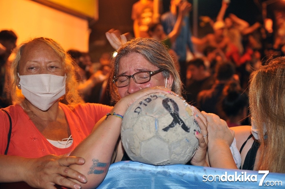 Futbolun efsane ismi Maradona son yolculuğuna uğurlanıyor