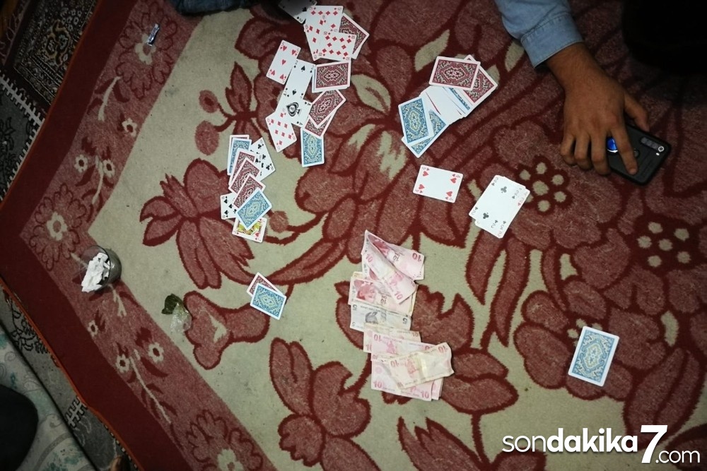 Düzce’de kumarhaneye çevrilen evde 16 kişi suçüstü yakalandı