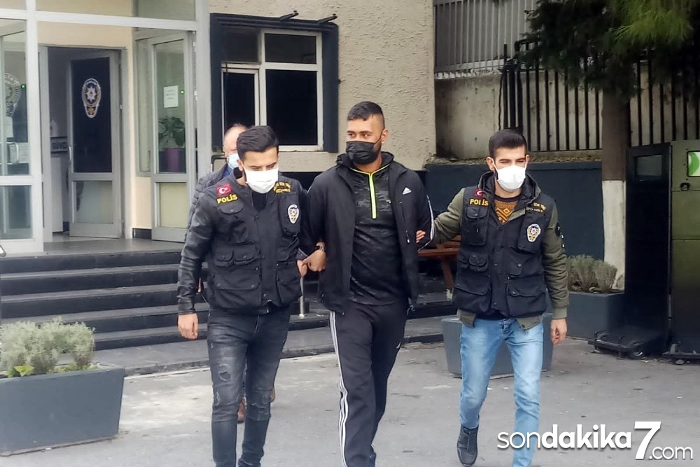 Park halindeki araçtan hırsızlık yapan motosikletli şahıslar bekçiler tarafından yakalandı