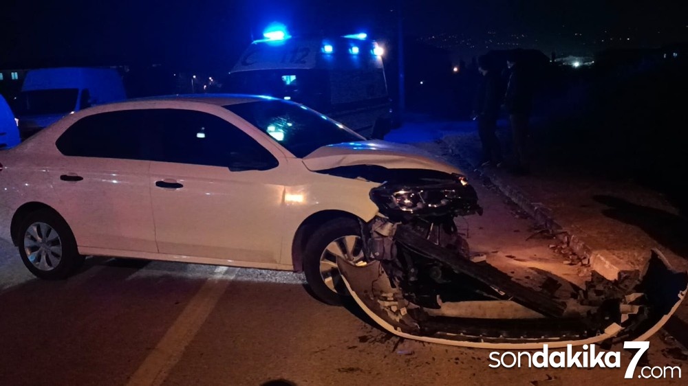 Otomobil ile çarpışan hafif ticari araç tarlaya uçtu: 1 yaralı