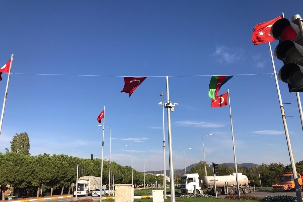 Belediye Meclisinin aldığı karar gereği Kepsut’un girişinde bulunan kavşağa Türk ve Azerbaycan bayrağı asıldı