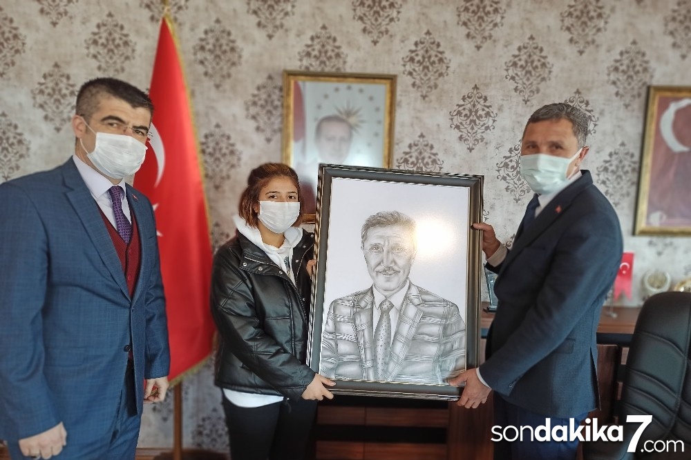 Başkan Kaya’ya kendi portresi hediye edildi