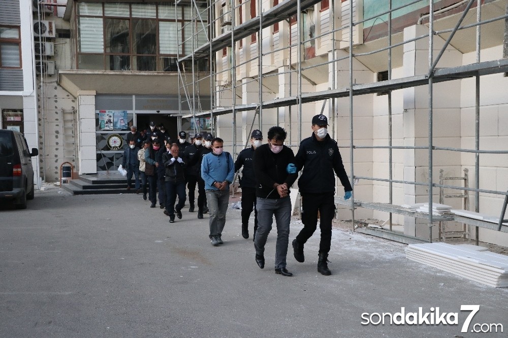 Zorla fuhuş yaptıranlara ’çanta’ operasyonu: 24 gözaltı
