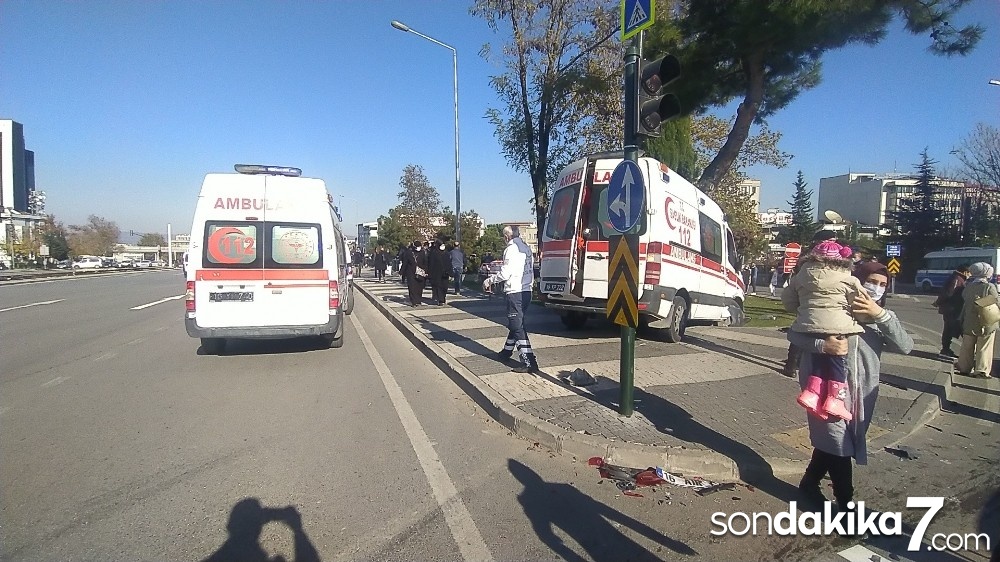 İçinde 3 yaşındaki çocuğun bulunduğu ambulansla otomobil çarpıştı: 5 yaralı