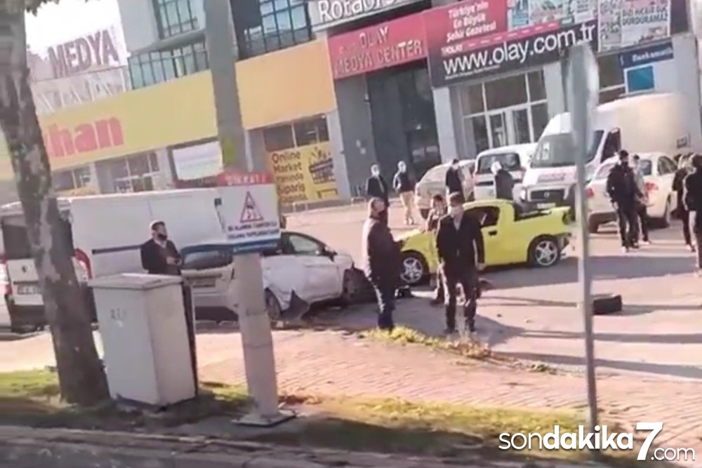 Bursa’da kontrolden çıkan otomobil park halindeki araçların arasına daldı, o anlar kameraya yansıdı