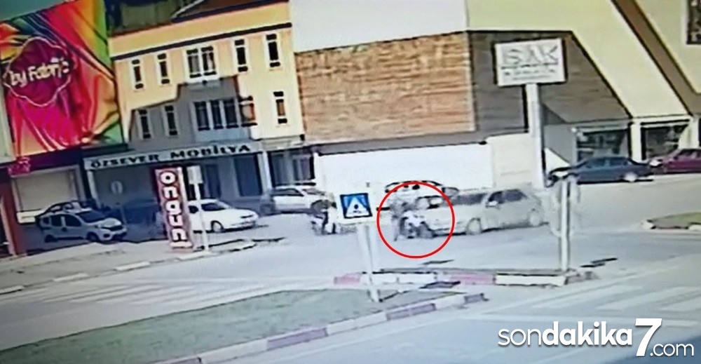 Motosikletiyle karşıya geçmek için beklerken az daha arabanın altında kalıyordu