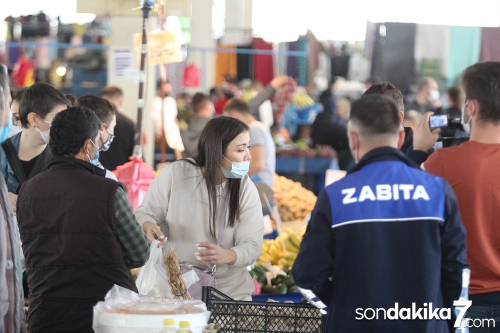 Antalya’da semt pazarında hatalı maske takanların bahaneleri ‘yemek’ oldu