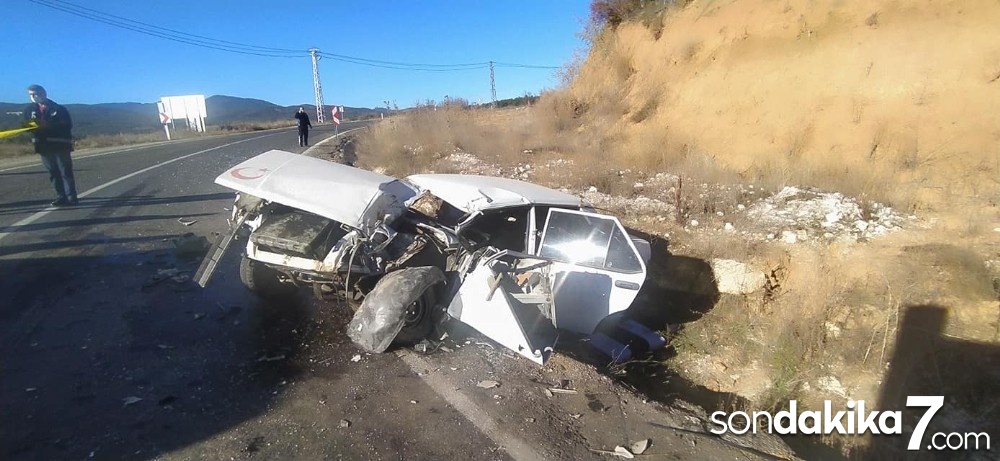 Kamyon ile otomobil kafa kafaya çarpıştı: 1 yaralı