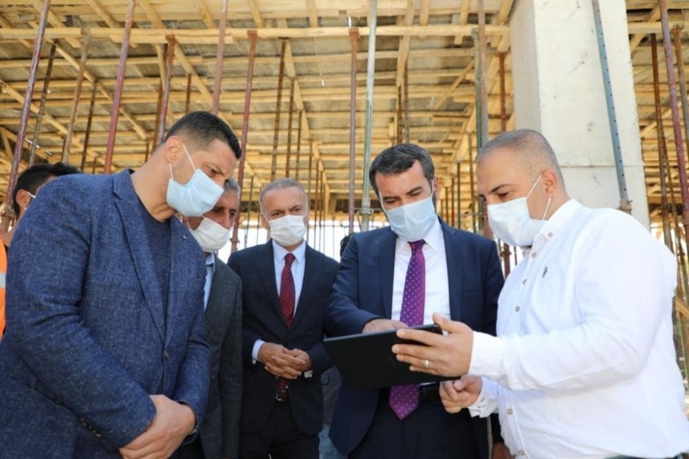 Elazığ Belediye Başkanı Şahin Şerifoğulları, engelsiz yaşam merkezinin şantiye alanlarında incelemede bulundu