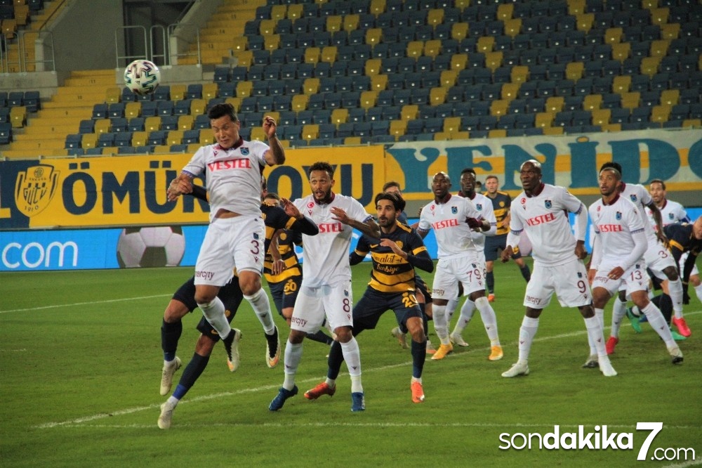 Süper Lig: MKE Ankaragücü: 0 - Trabzonspor: 1 (İlk yarı)