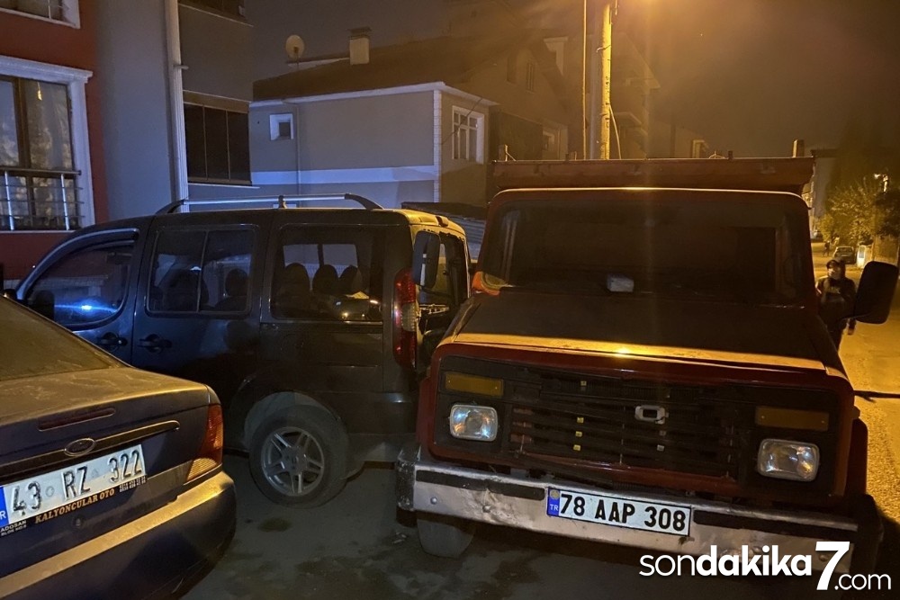 Freni boşalan kamyonet 4 araca çarptı