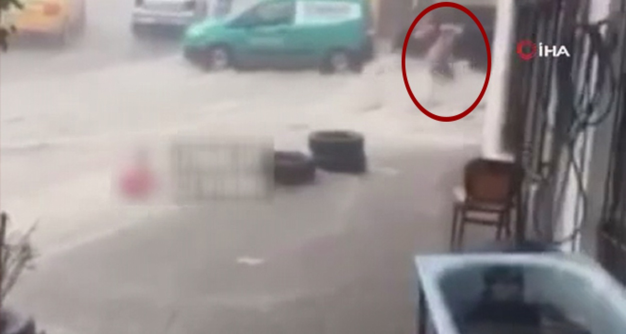 İzmir'deki Sağanak Yağışta Yağmur Sularına Düşen Kadını Vatandaşlar Kurtardı