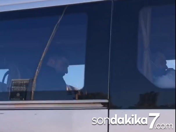Polisi görünce maskelere sarıldılar