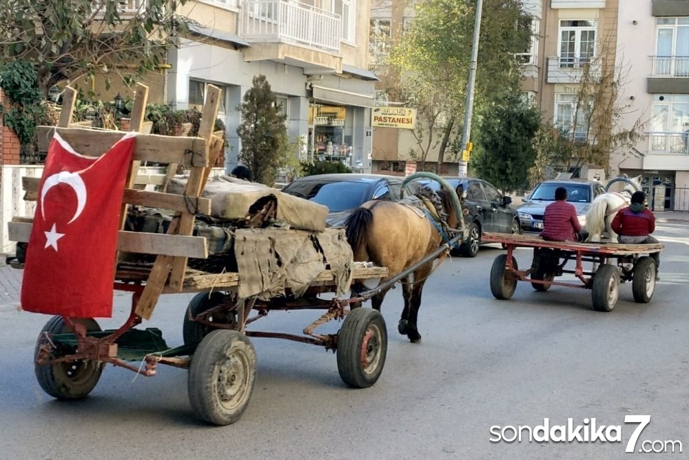 Yaşı küçük çocukların şehir içinde dört nala yolculuğu
