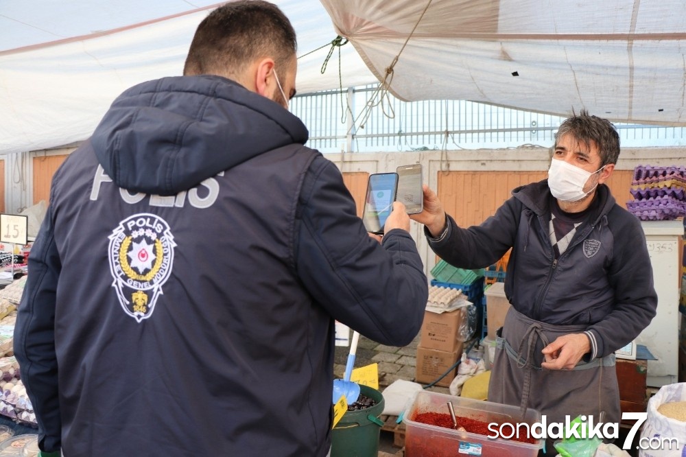 Sultanbeyli’deki pazar yerleri koronavirüs tedbirleri kapsamında düzenli olarak denetleniyor