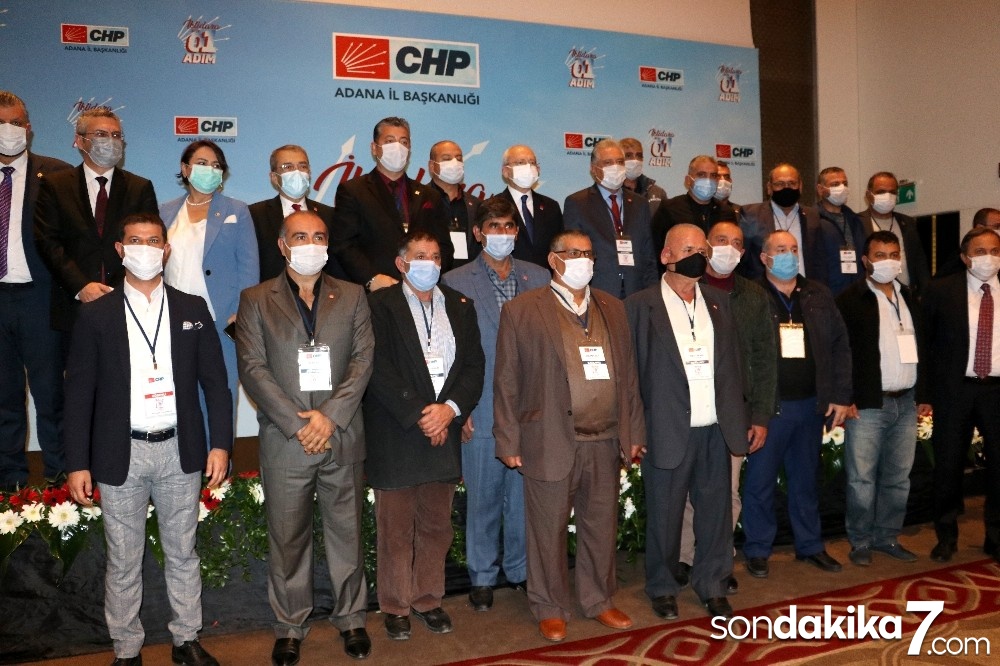 Adana’da CHP’ye yeni üye olanlara rozetlerini Kılıçdaroğlu taktı