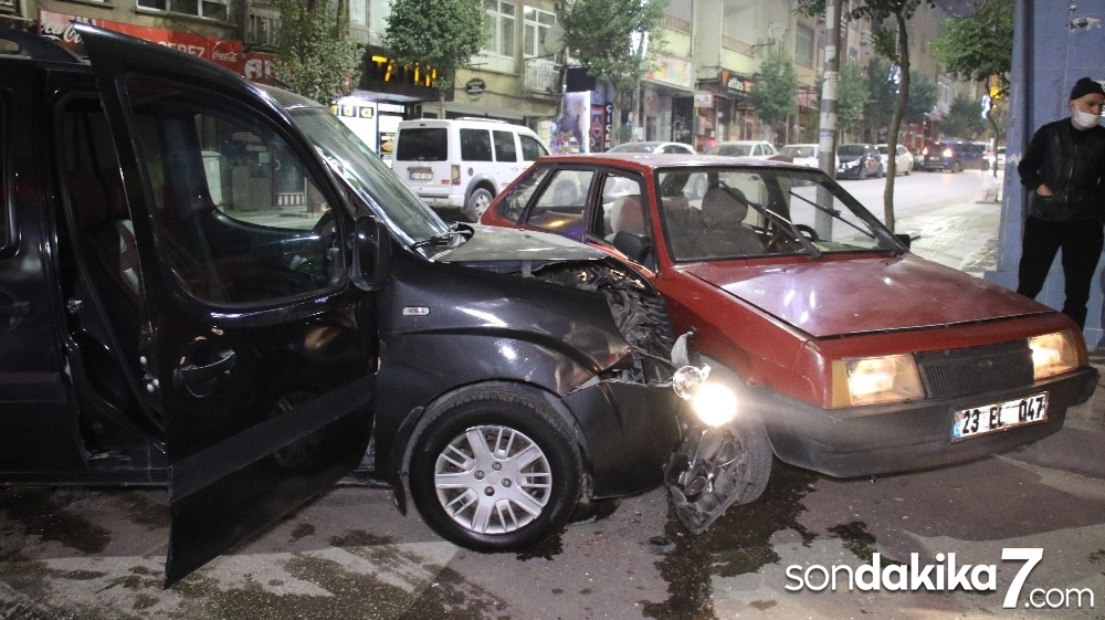 Sokağa çıkma kısıtlaması başladığı saatlerde kaza: 2 yaralı