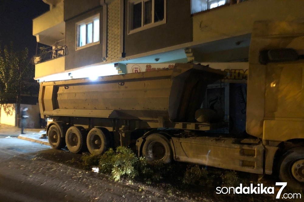Freni boşalan kamyon iş yerine girdi