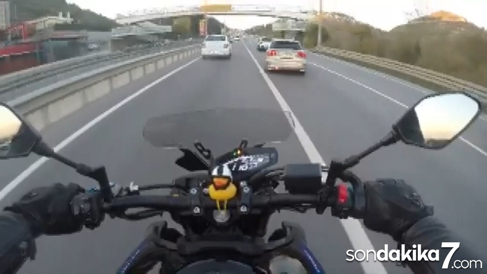 Makas atarak trafiği birbirine katan otomobil kamerada