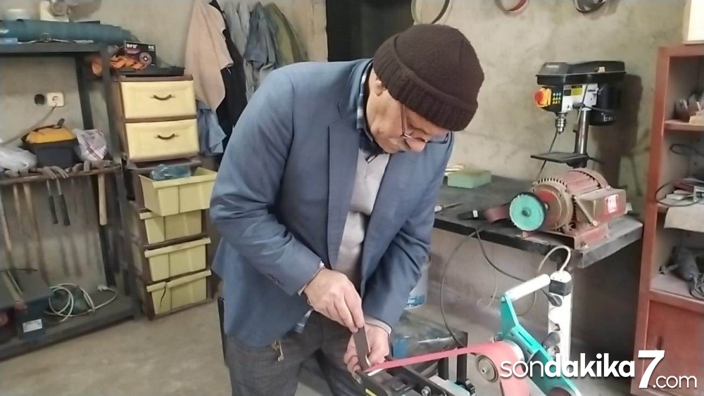Virüs nedeniyle evden çıkamayınca bıçak atölyesi kurdu