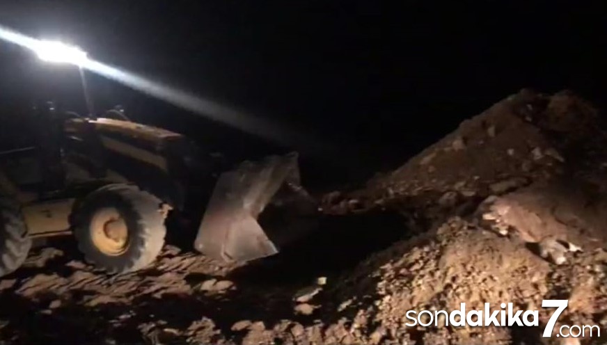 Sokağa çıkma yasağında sit alanında kepçeyle kaçak kazı yaparken yakalandılar