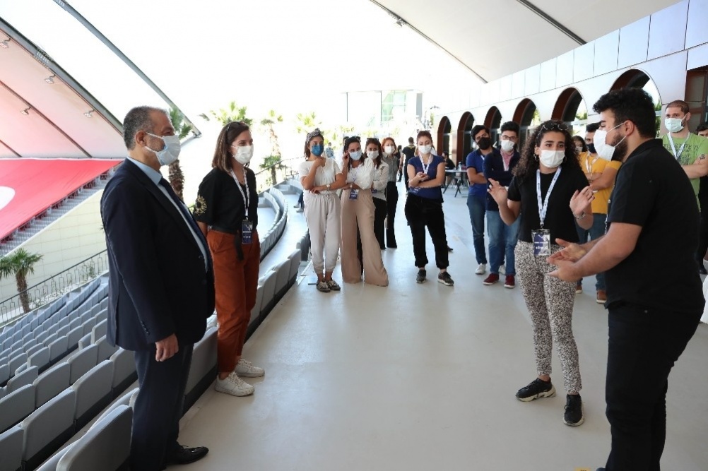 HKÜ öğrencileri 2020-2021 Eğitim-Öğretim Yılına yüz yüze ve çevrim içi olarak yüksek motivasyonla başladı.