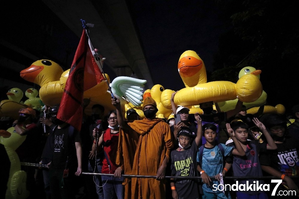 Tayland’da monarşi karşıtları yeniden sokaklarda