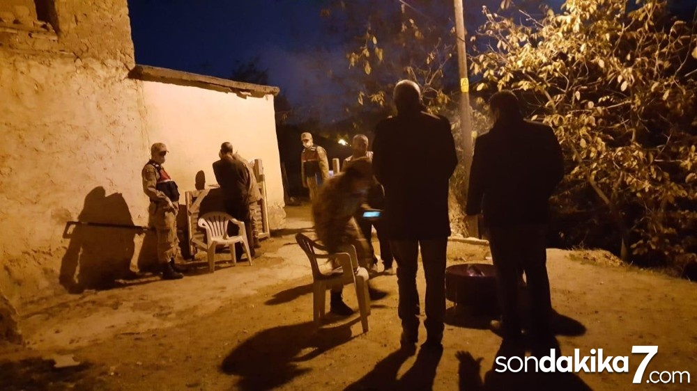 Kardeş, kazara özçekim yapan ağabeyi ve 3 arkadaşını tüfekle yaraladı