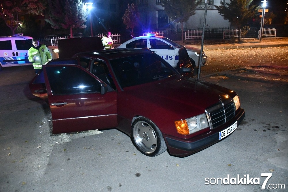 Polisin dur ihtarına uymayan sürücü otomobili bırakıp kaçtı