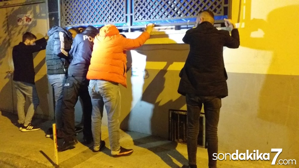 Kısıtlamada polisten kaçan şüphelinin çorabından uyuşturucu madde çıktı