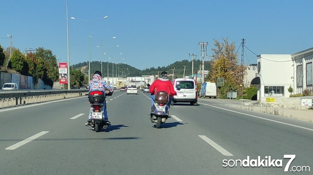 Bursa’da motosiklet sürücüleri trafikte sohbet etti