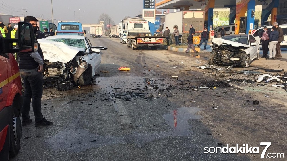 Bursa’da iki otomobilin çarpıştığı kazada bir kişi öldü, 4 kişi yaralandı
