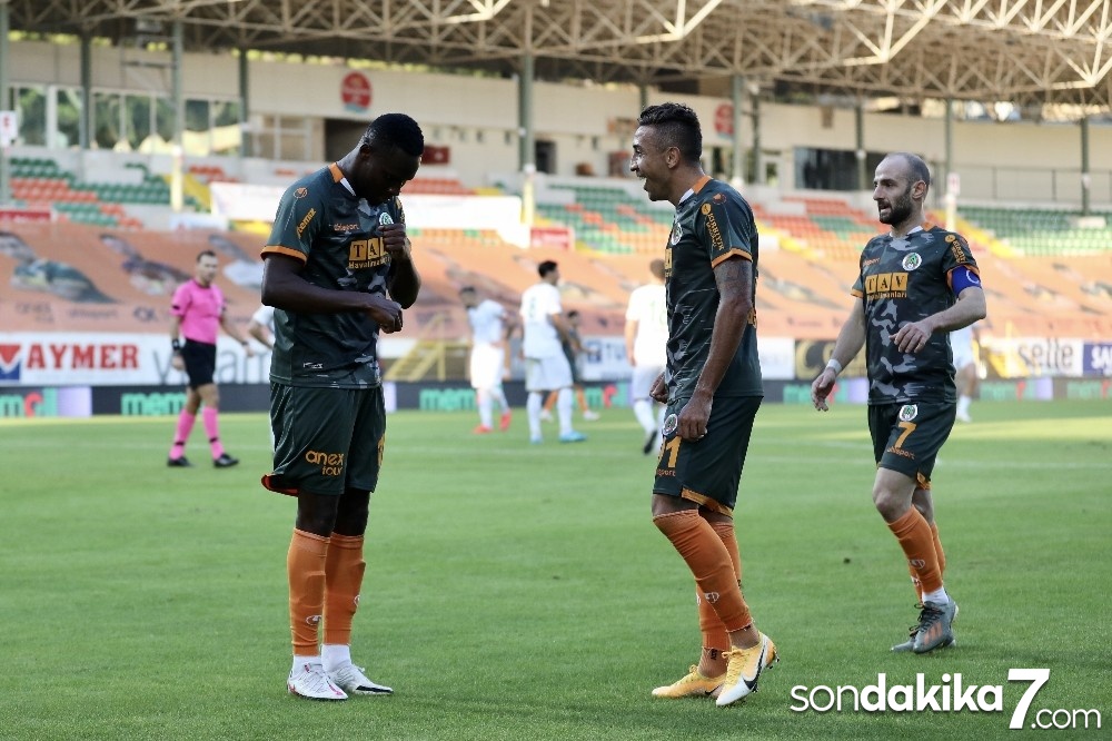 Alanyaspor maç eksiğine rağmen liderliği bırakmıyor