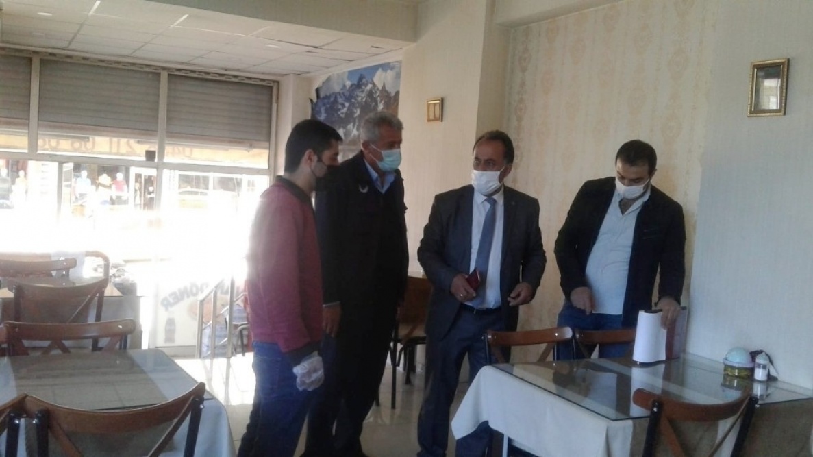 Hakkari Belediyesi ilgili ekipleri kentte faaliyet gösteren dönercileri denetledi