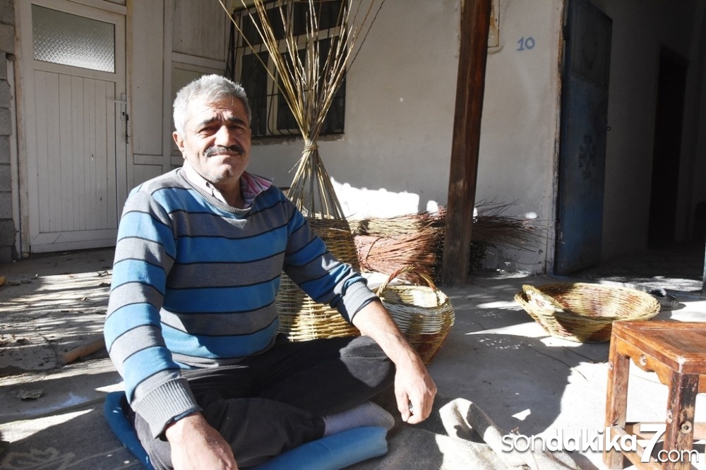Söğüt ağacından sepet yapıyor