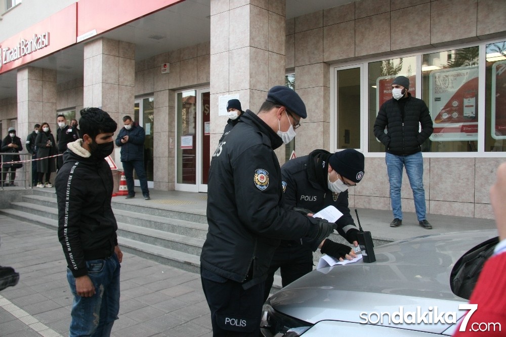 Otobüs durağında maskesini indirip sigara içen genci polis affetmedi