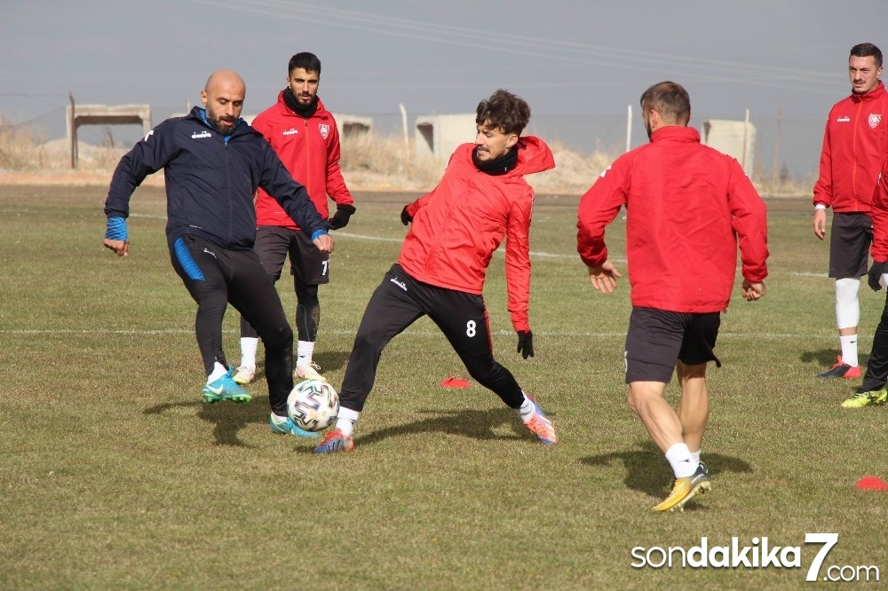 Nevşehir Belediyespor Teknik Direktörü Korkmaz: “İyi futbol oynayarak hakemlerin hatalarını kapatmamız lazım”