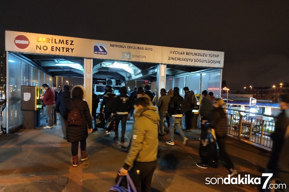 Sokağa çıkma kısıtlamasına 1 saat kala İstanbul’da trafik yoğunluğu arttı