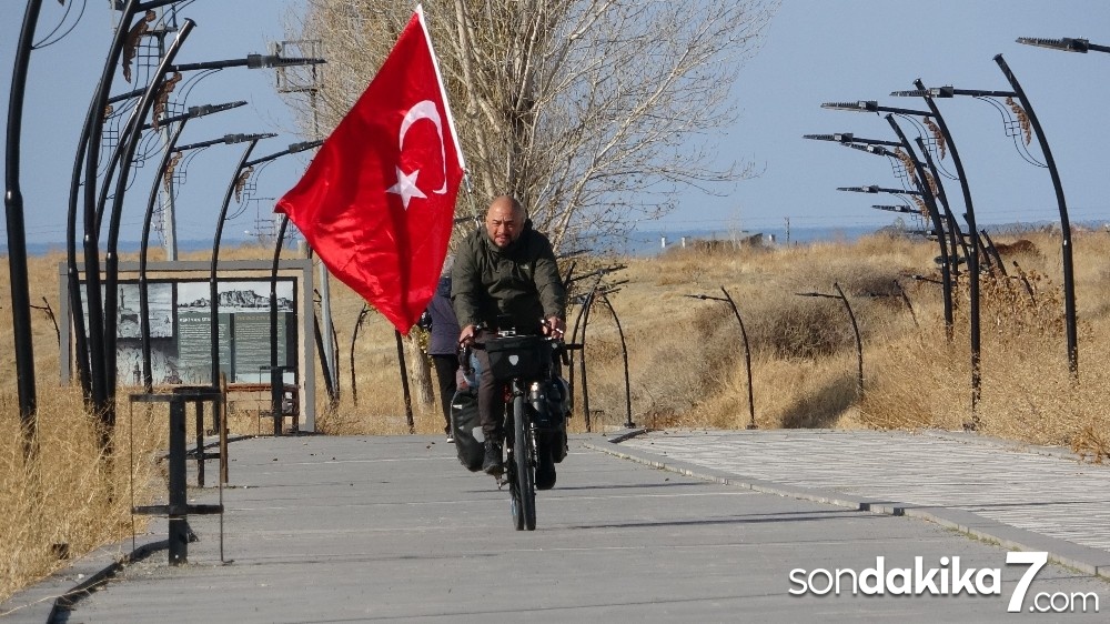 Türkiye’yi Avrupa ülkelerine tanıtmak için 72 gündür pedal çeviriyor
