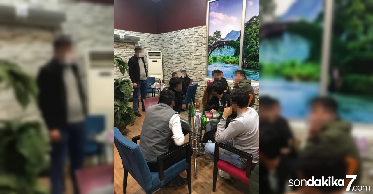 Korona tedbirlerine rağmen havuz başında alkol servisi ve müzik dinletisi polise takıldı