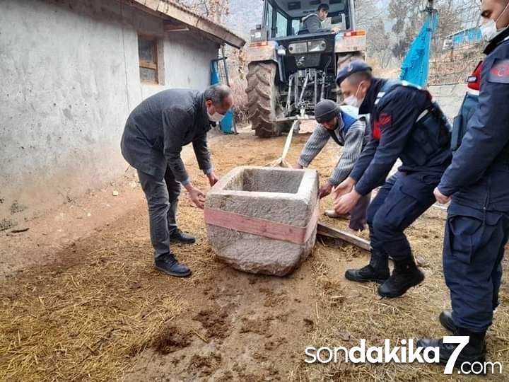 Çeşme oluğu olarak kullanılan vaftiz teknesi müzeye kazandırıldı