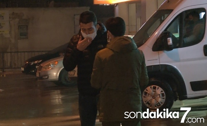 212 promil ile kısıtlamayı deldi, cezalar katlanınca efkardan maskeyi çıkarmadan sigara içmeye kalktı