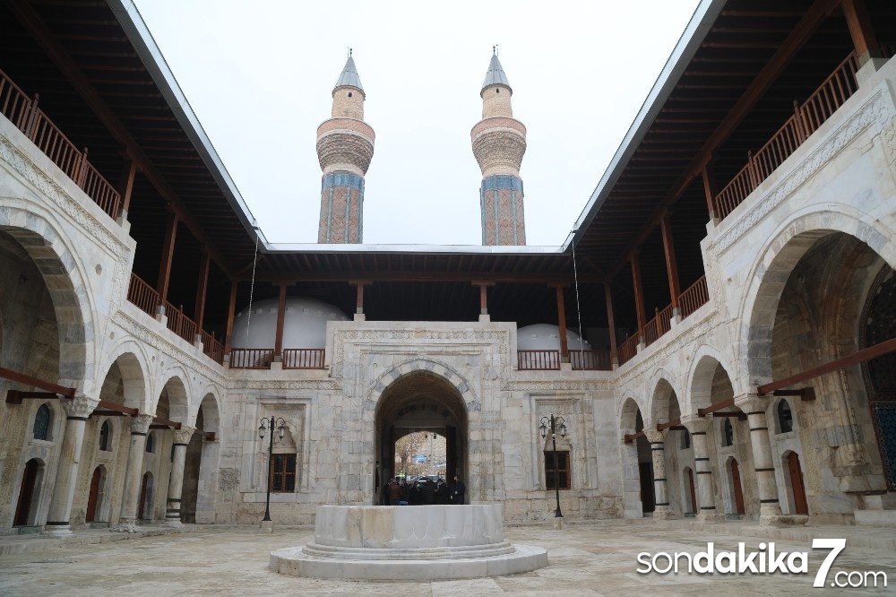 749 yıllık Gök Medrese, ihtişamıyla büyülüyor
