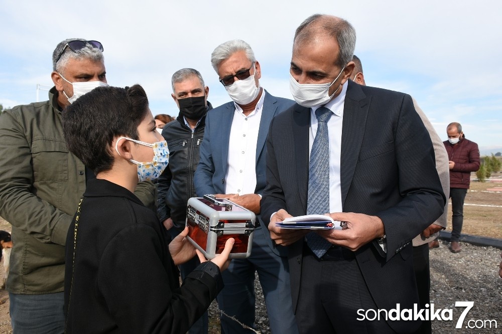 Küçük Deniz Kaan, balon ve mısır satarak biriktirdiği parayı sokak hayvanlarına bağışladı