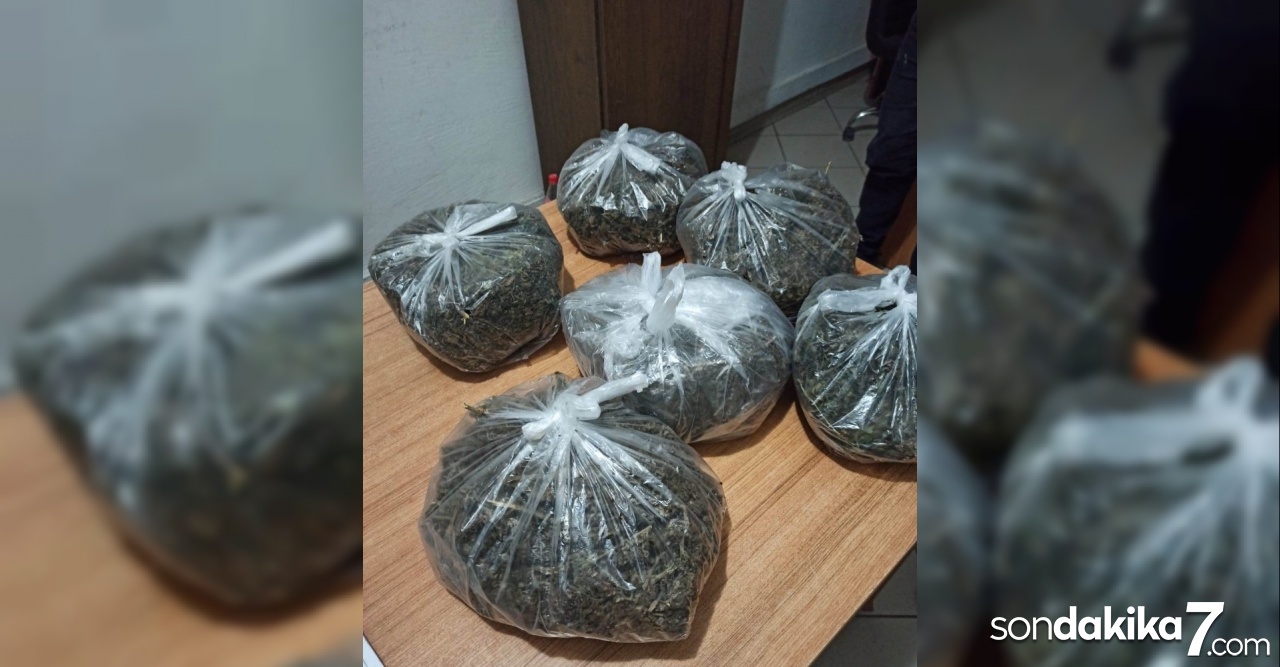 ‘Dur’ ihtarına uymayan araçtan atılan poşetten 3 kilo 60 gram esrar çıktı